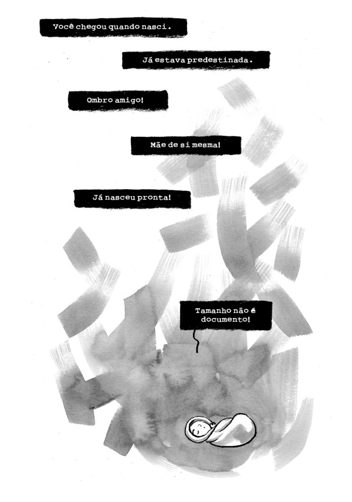 Um bebê recém nascido enleado em um cobertor